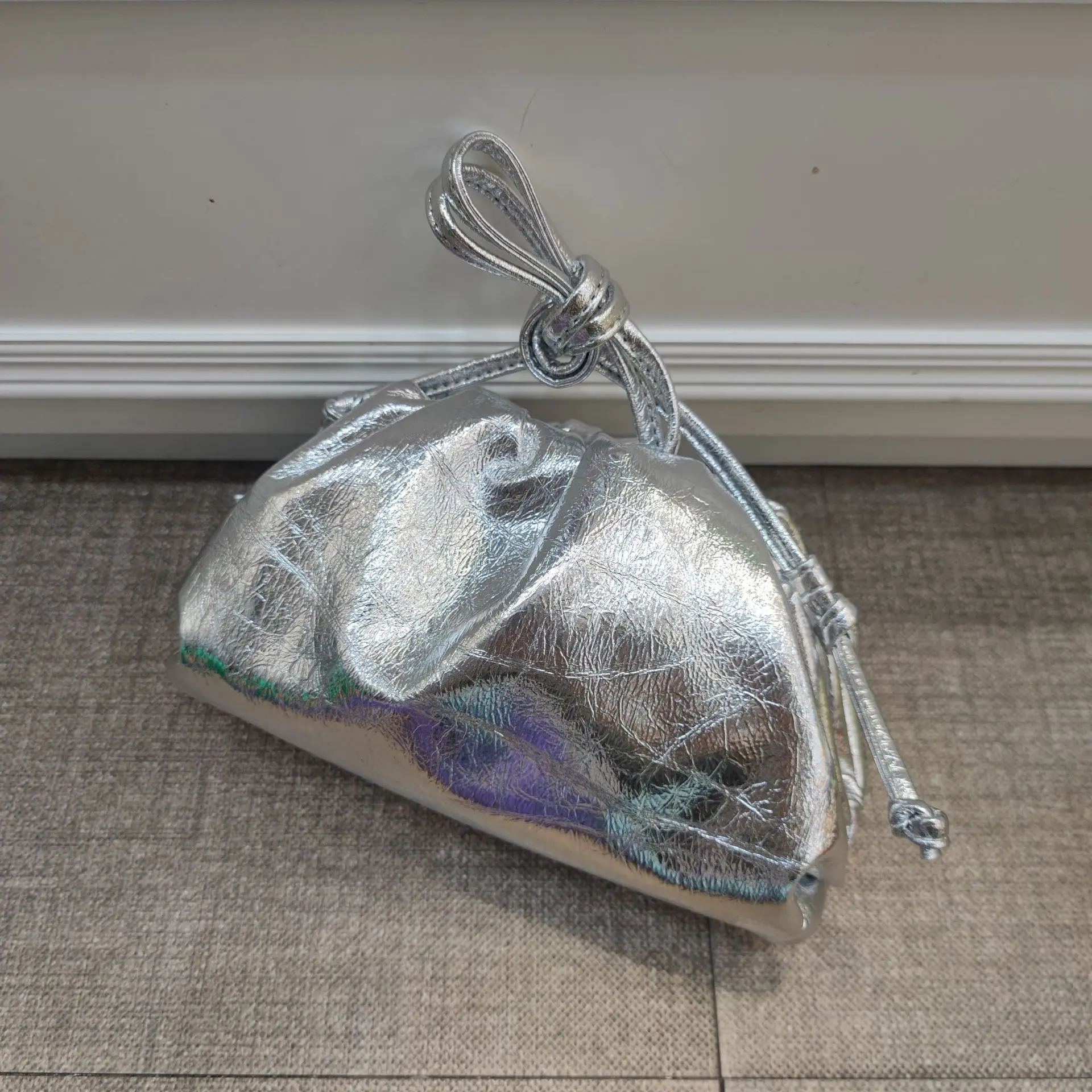 Дизайнерская женская сумка вместительная большая подушка с рюшами сумочка для