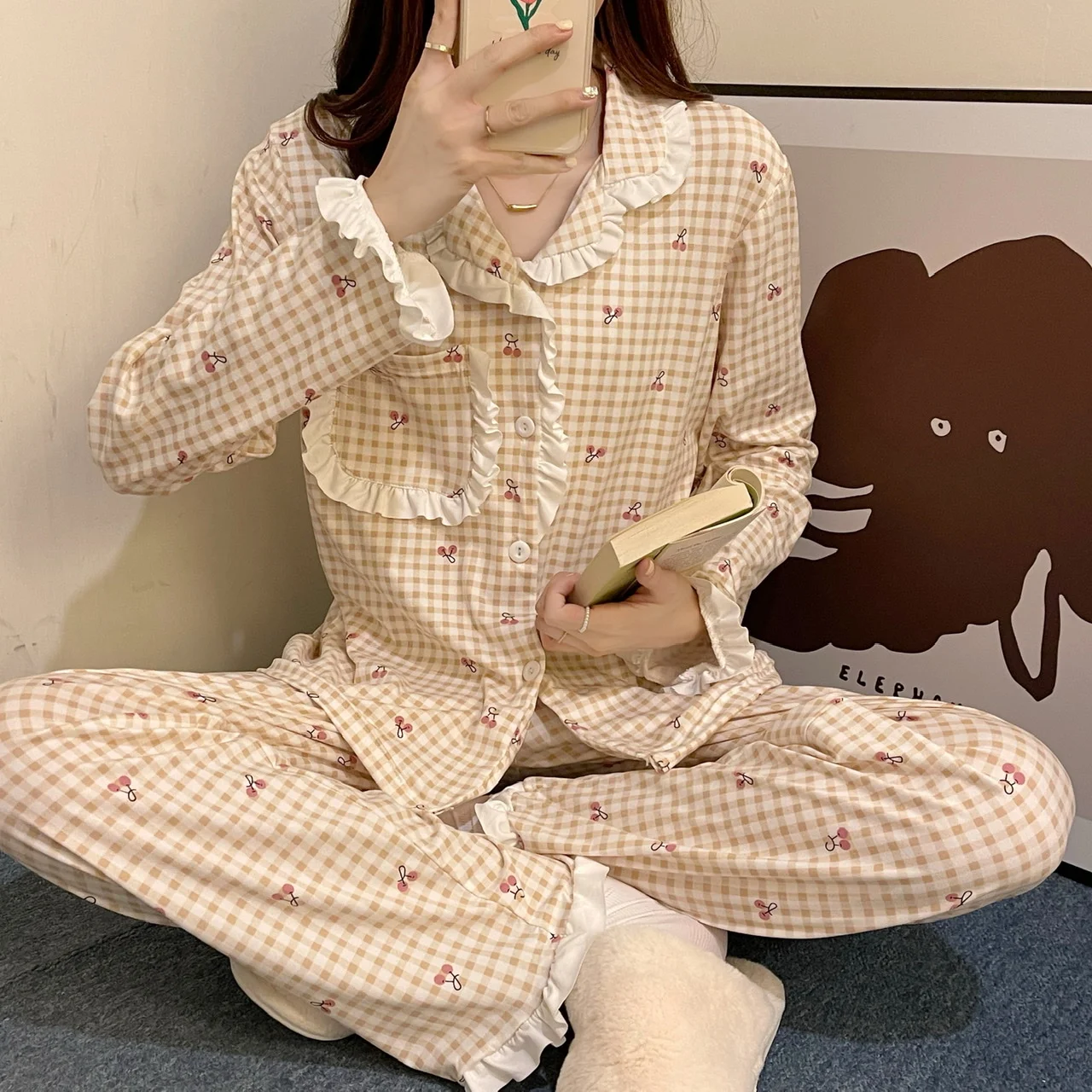 

Осенний пижамный комплект в клетку с оборками и принтом вишни, женские милые рубашки и брюки, повседневный домашний костюм из двух предмето...