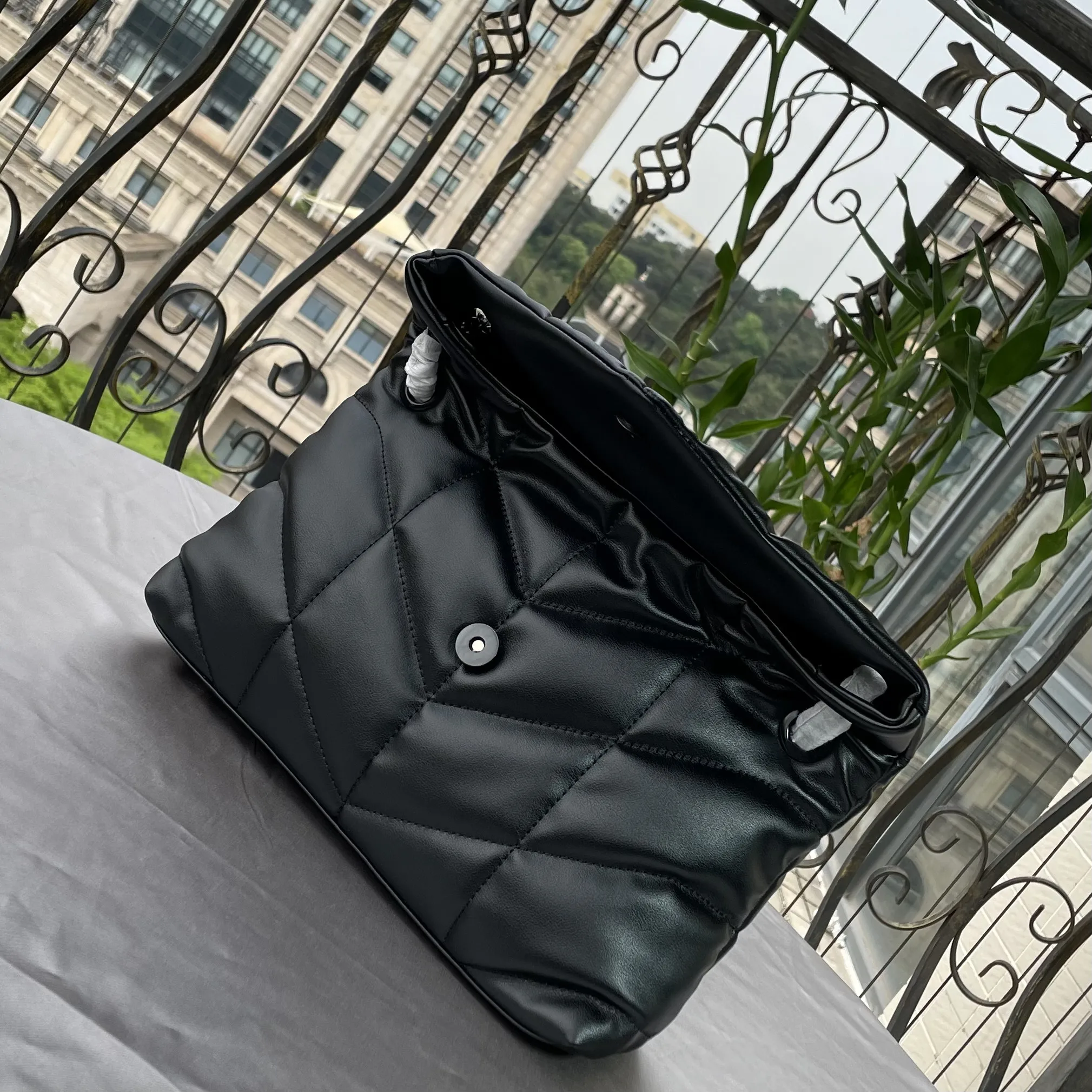 

Ladies 2022 Fashion New Classic Large Capacity Black Double Chain Cloud Bag Soft One Shoulder Messenger Bag + Gift Box