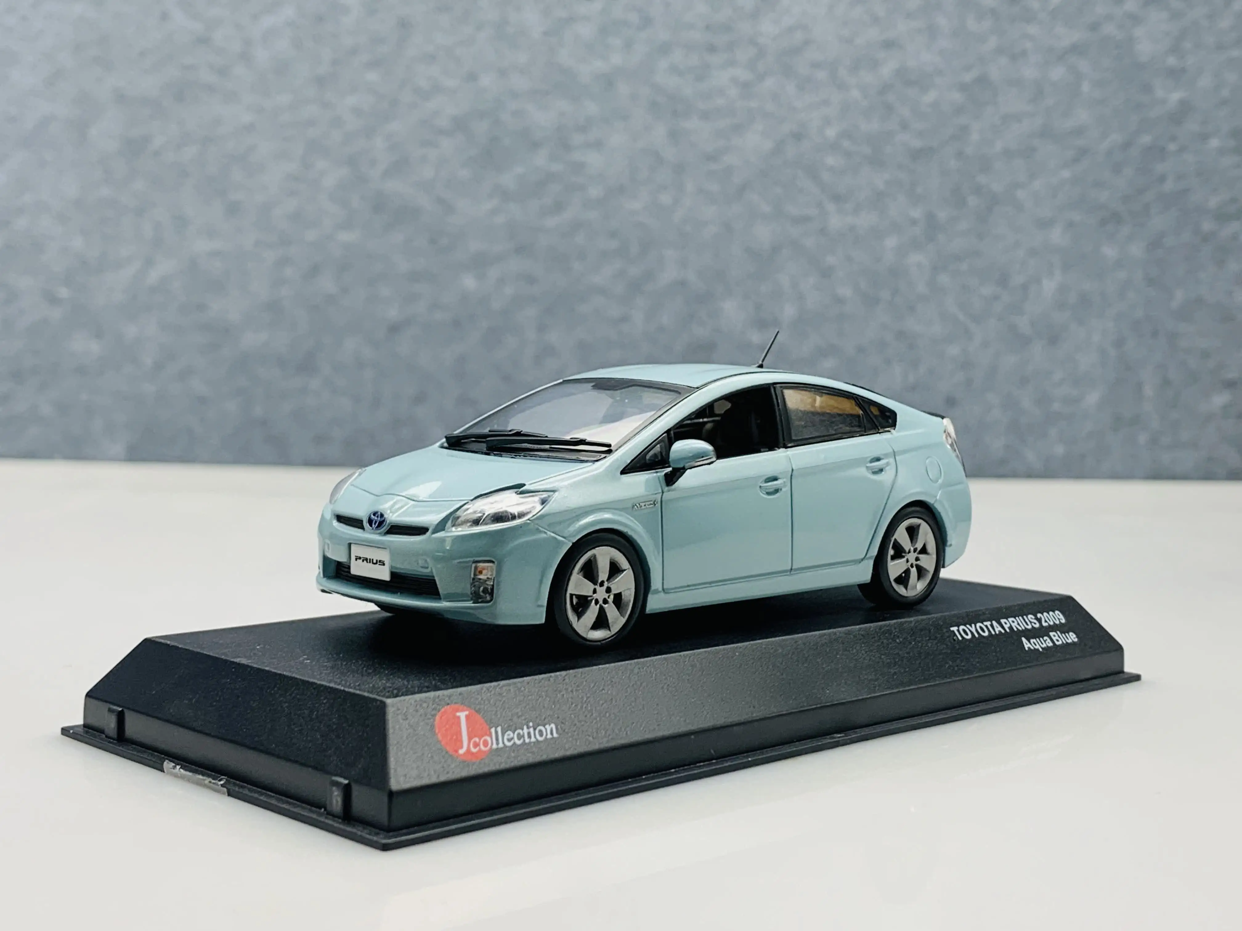 Фото Модель автомобиля Toyota PRUIS из сплава, масштаб 1:43, серия J-COLLECTION №4
