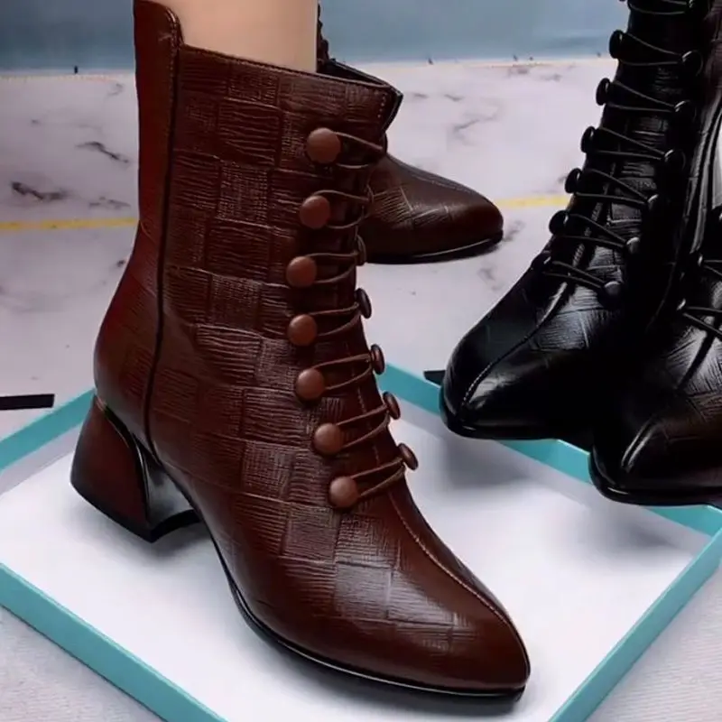

Женские короткие ботинки, новая осенне-зимняя обувь 2022 года, на низком квадратном каблуке, с острым носком, на пуговицах, Женская обувь черного и коричневого цвета