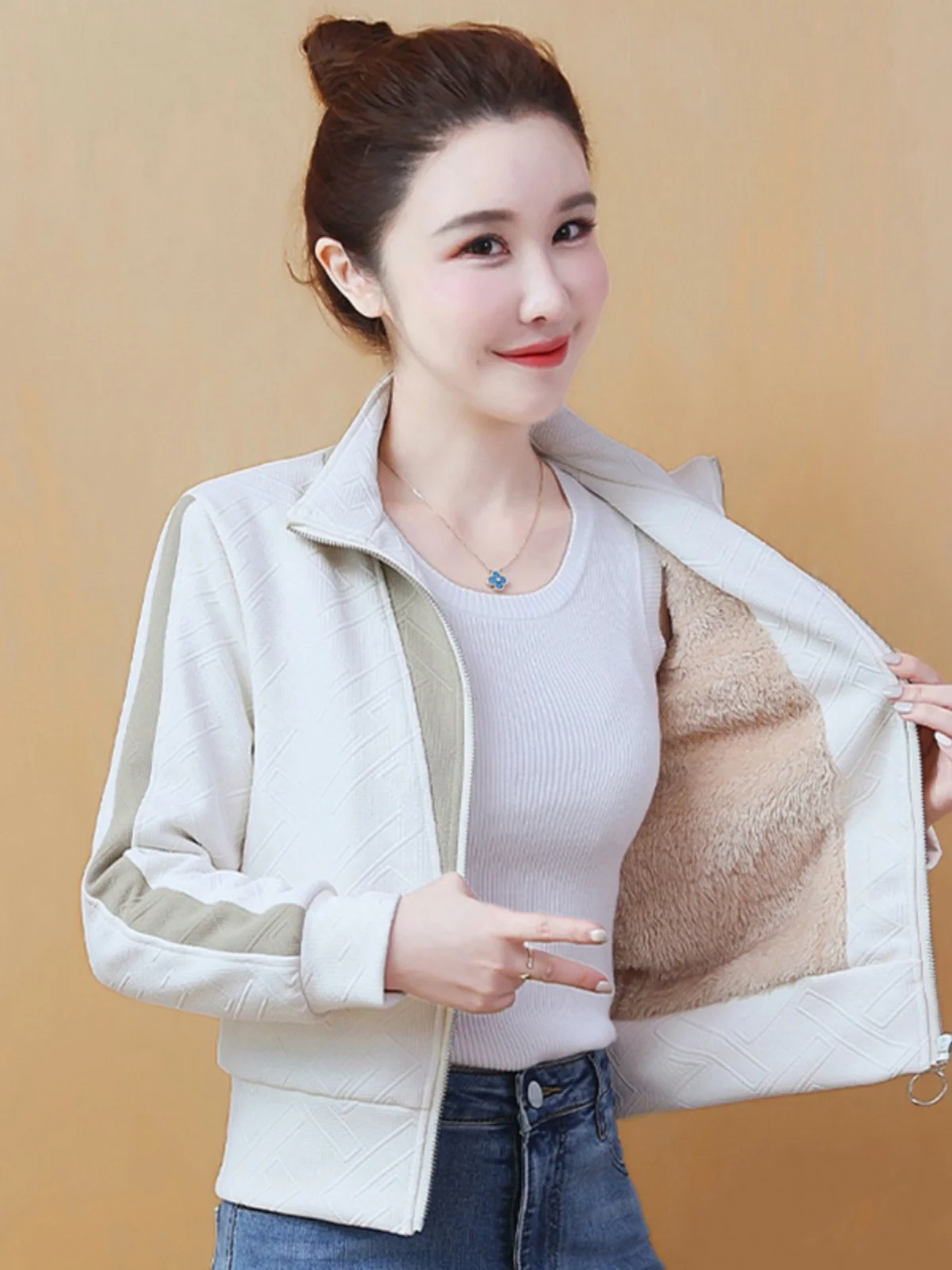 Короткая теплая куртка одного цвета женская осенне-зимняя утолщенная маленькая