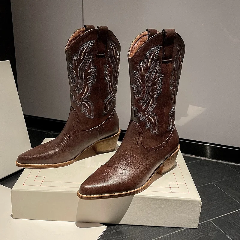 

Женские ботинки в западном стиле, сшитые ботинки до середины икры с вышивкой, ботинки на массивном каблуке, Уличная обувь больших размеров 43