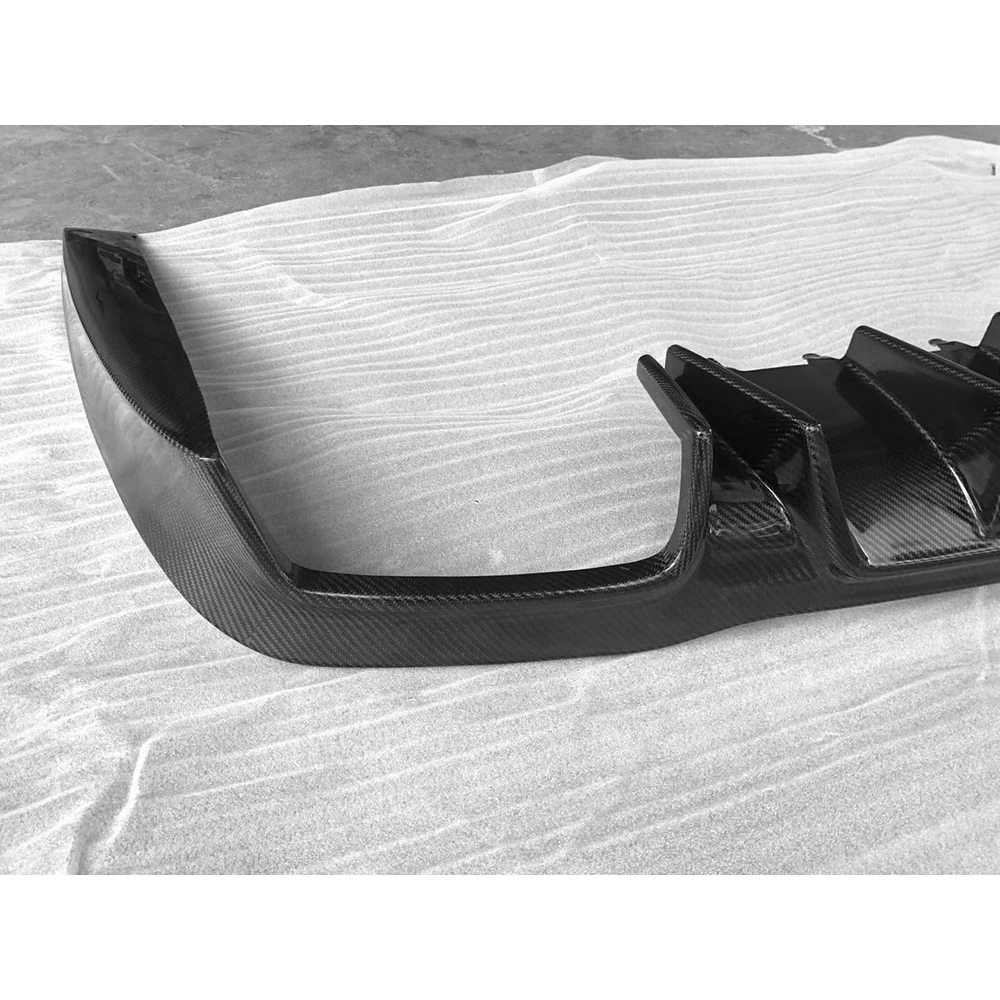 Автомобильная модель с наконечниками глушителя выхлопной трубы из нержавеющей