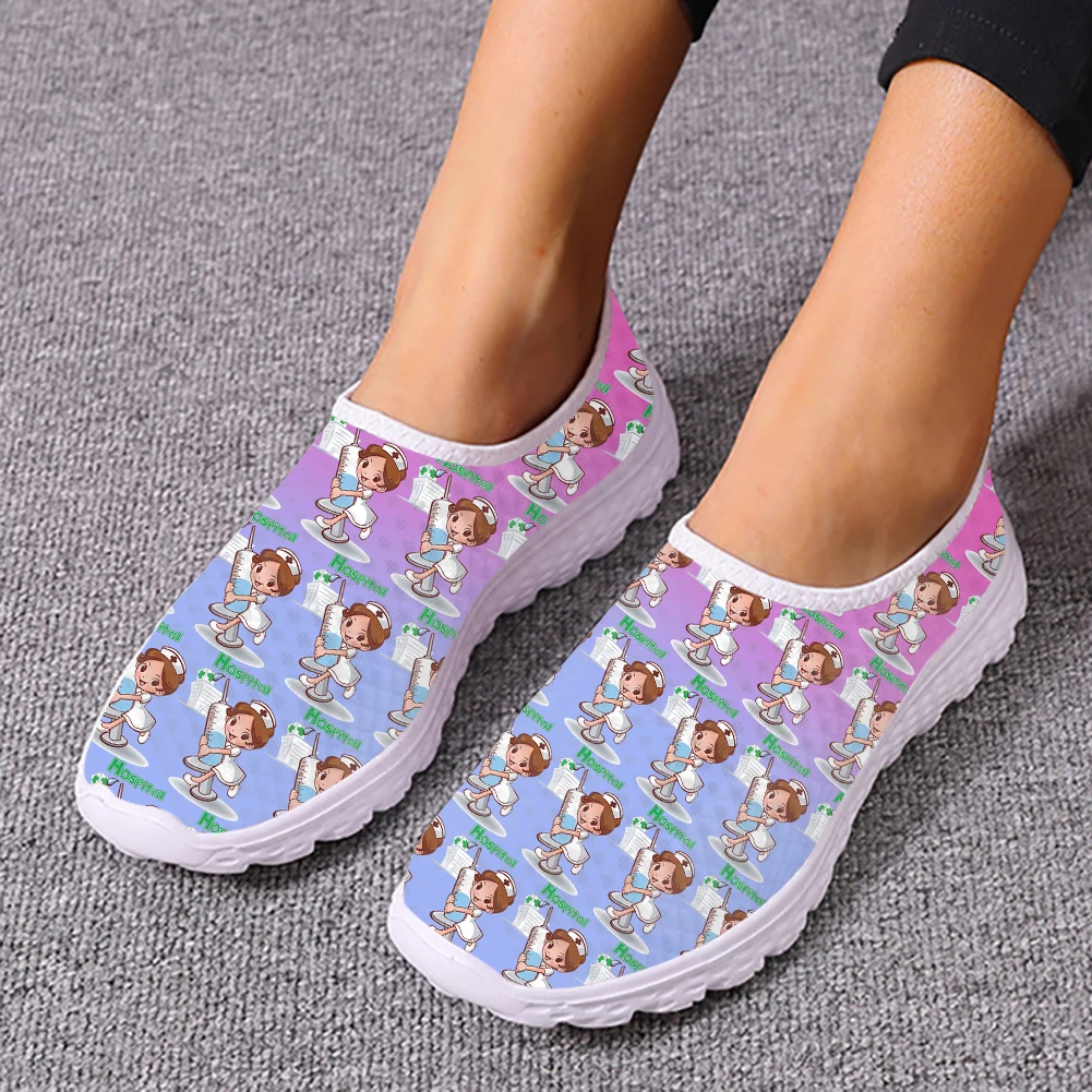 

Женские кроссовки с градиентным принтом, мягкая повседневная обувь на плоской подошве, из сетчатой ткани, Мультяшные медсестры, весна-осень