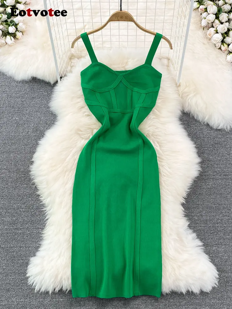 Женское облегающее платье без рукавов однотонное офисное средней длины бретелек