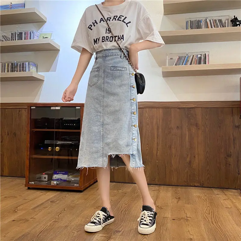 Женская Асимметричная джинсовая юбка трапециевидная на пуговицах с разрезами по