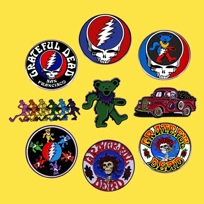 Значок из металлического сплава с изображением зелёного медведя