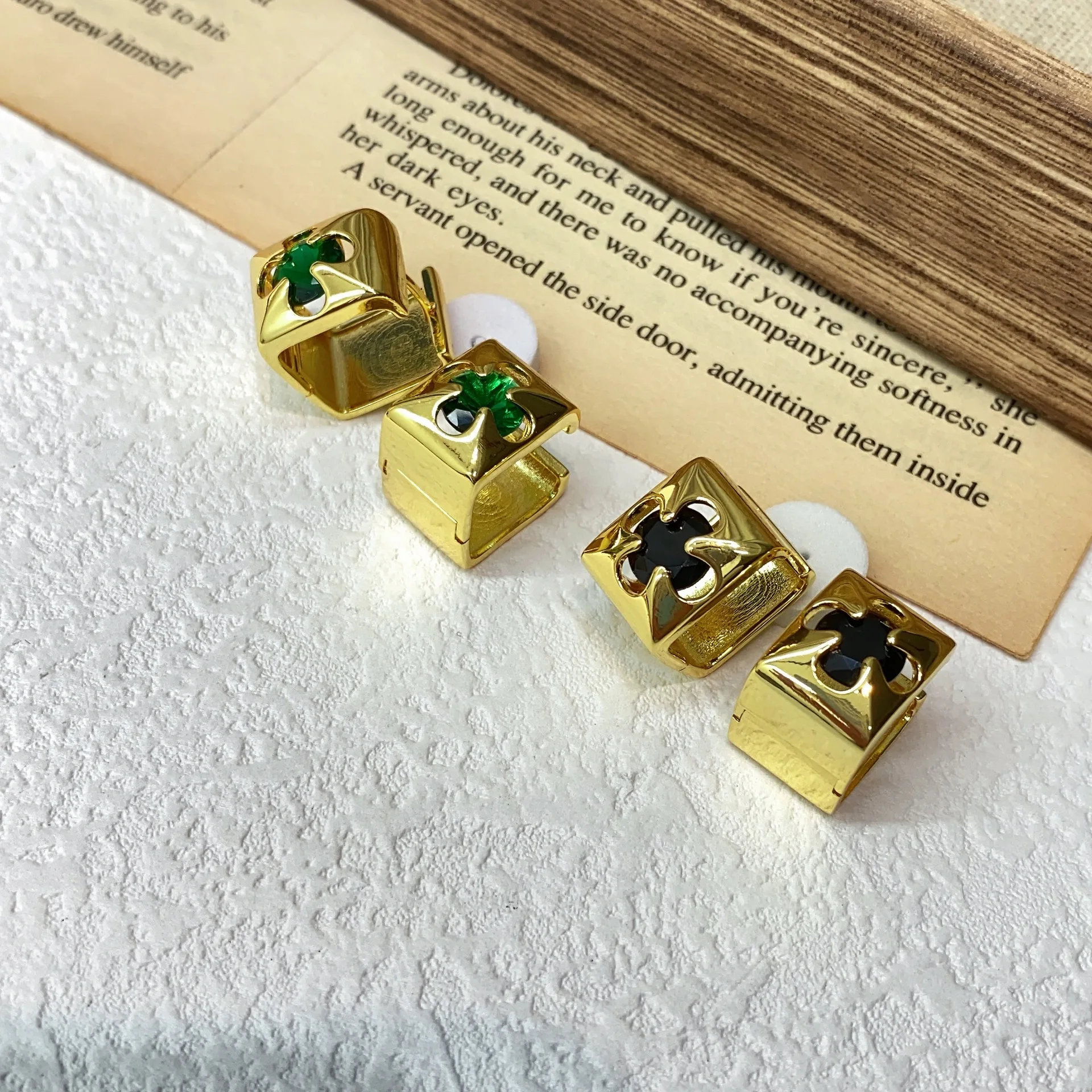 French Court Style Four-leaf Clover Female Niche Design Temperament Luxury Earrings Ins Emerald Metal Earings