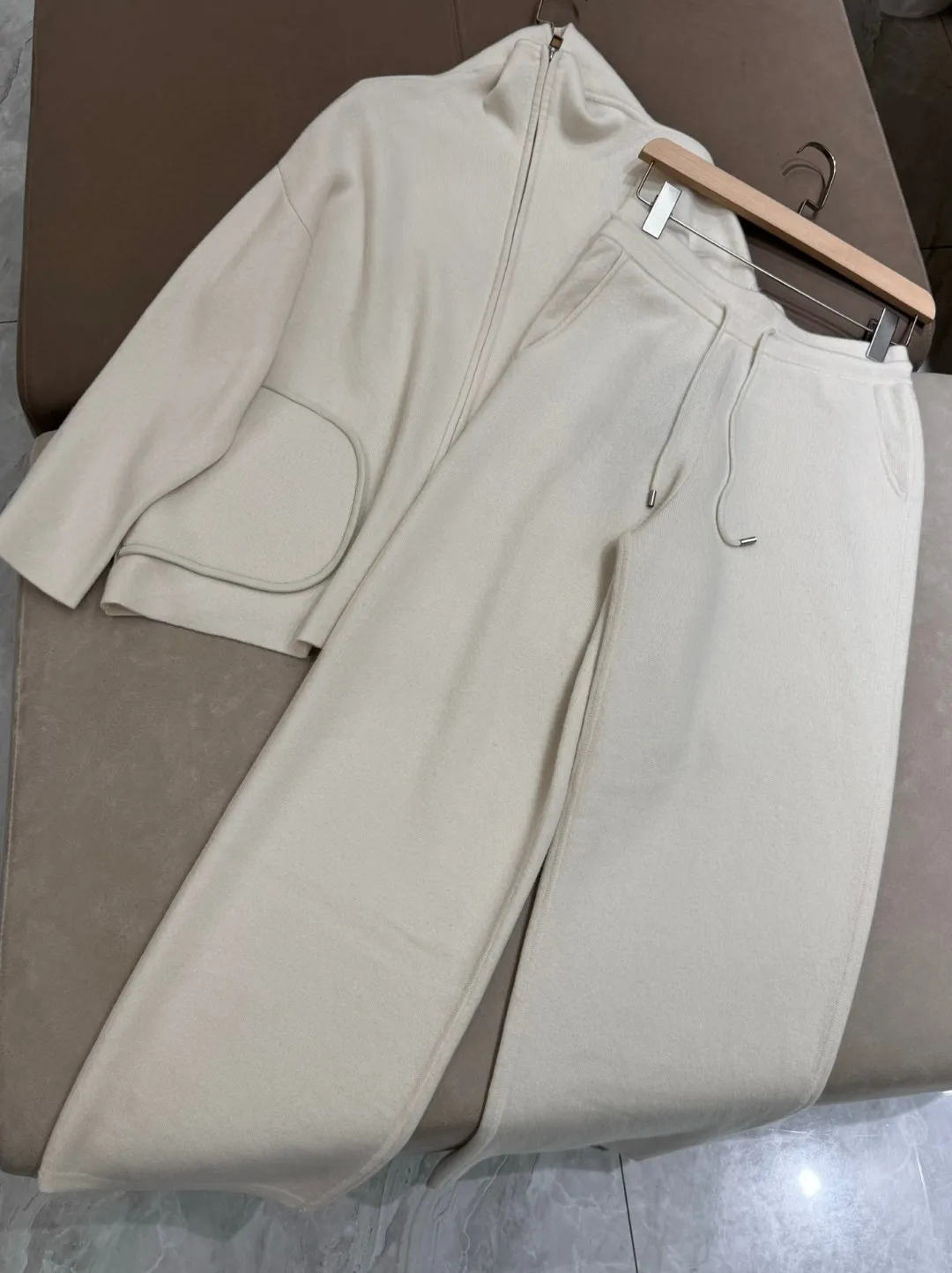 Женский брючный костюм из натурального кашемира