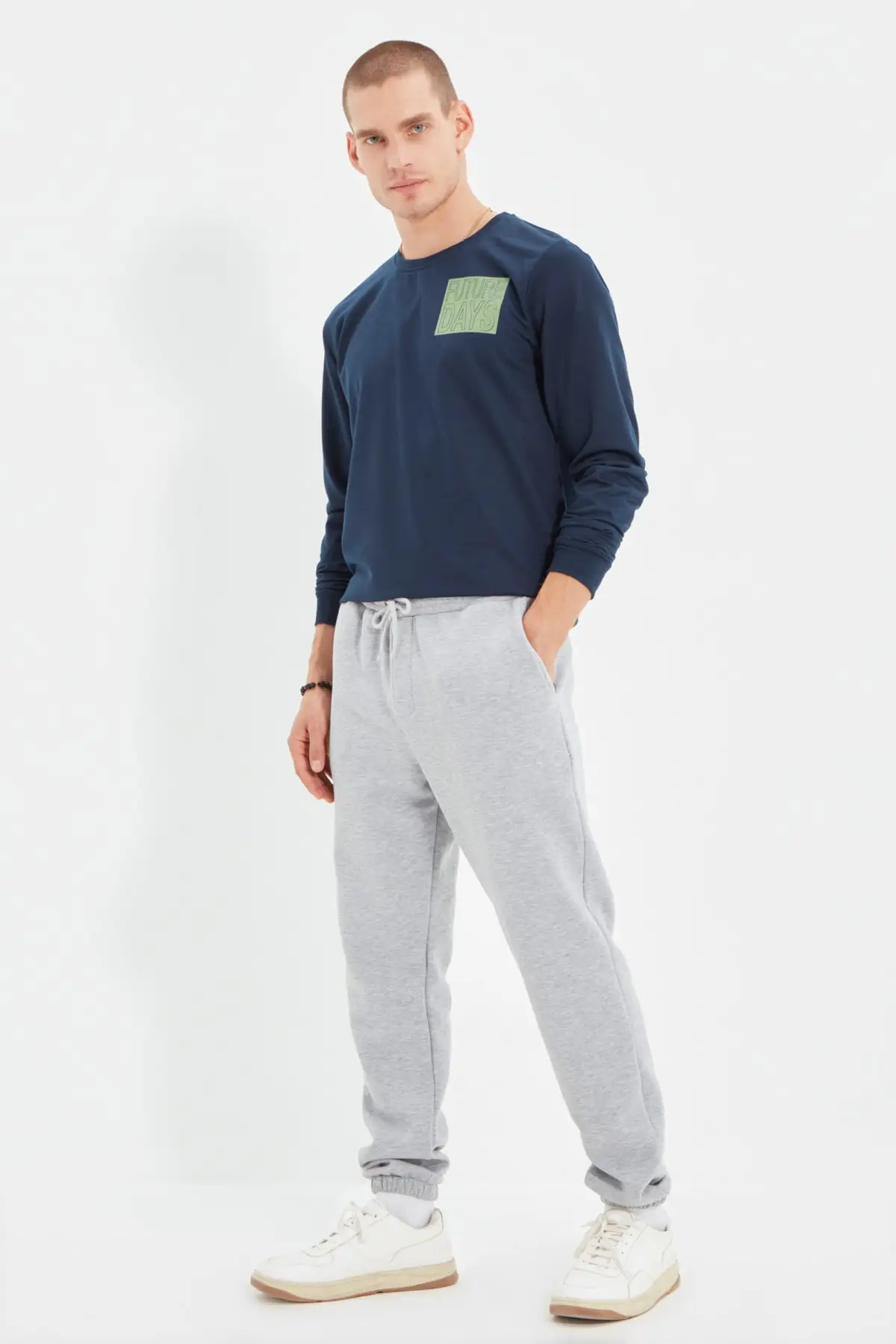 

Trendyol Men 'S Regular Fit Rubber Trotting Sweatpants TMNAW22EA0346