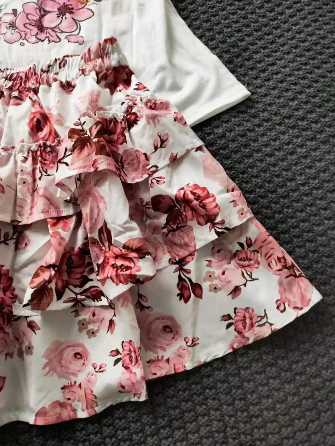 Летний женский костюм из футболки с коротким рукавом и юбки многослойными