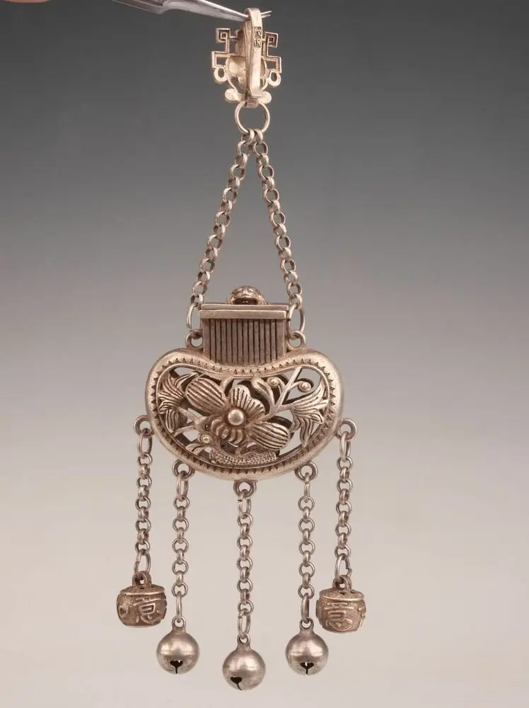 

Tibetan Silver Flower Frog Hollow Out Snuff Bottle Pendant Bell Decorative Old