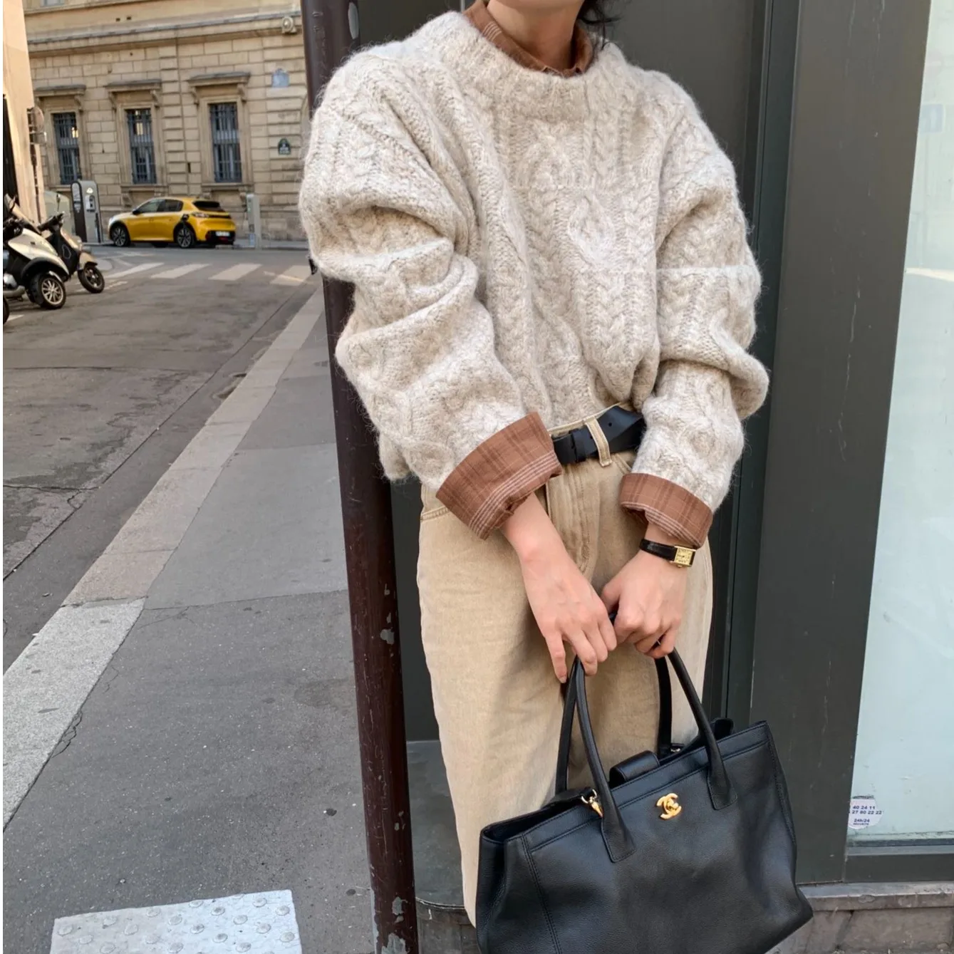 Осень и зима 2024 новый свободный пуловер с длинными рукавами карамельным цветом в