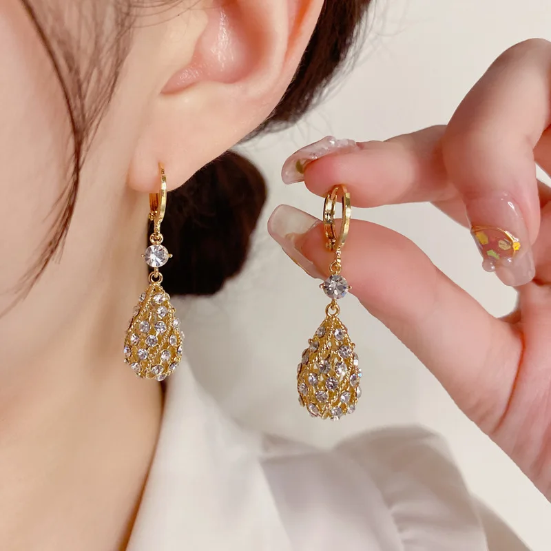 

Diamond-encrusted Hollow Water Drop Niche Design Sense Fashion Temperament Elegant Light Luxury Earwear Female