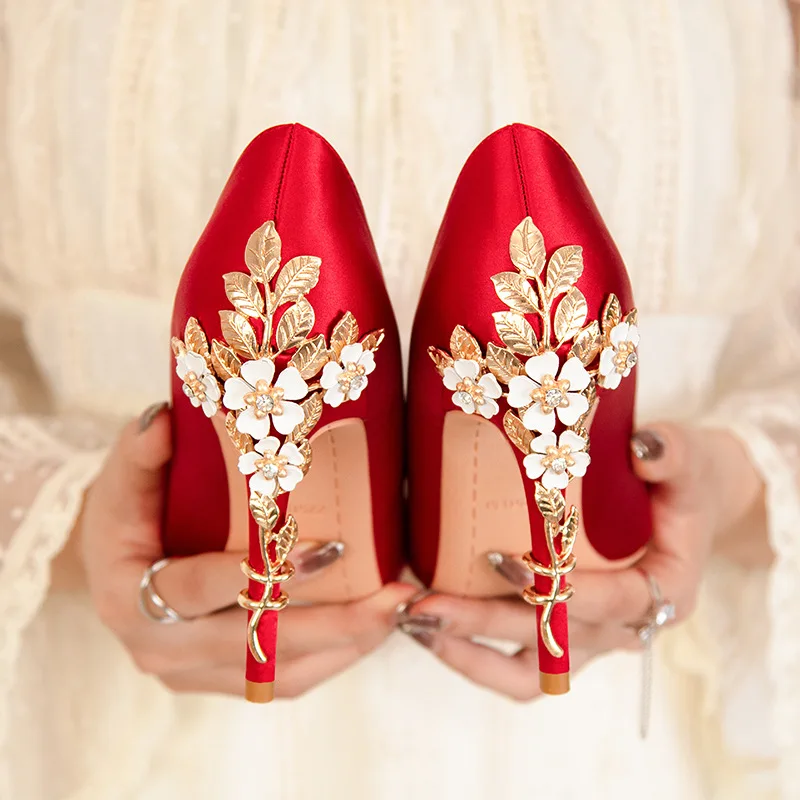 Light luxury sexy women's shoes, fashion metal flowers, stiletto heels, wedding shoes, pointed toe satin single shoes