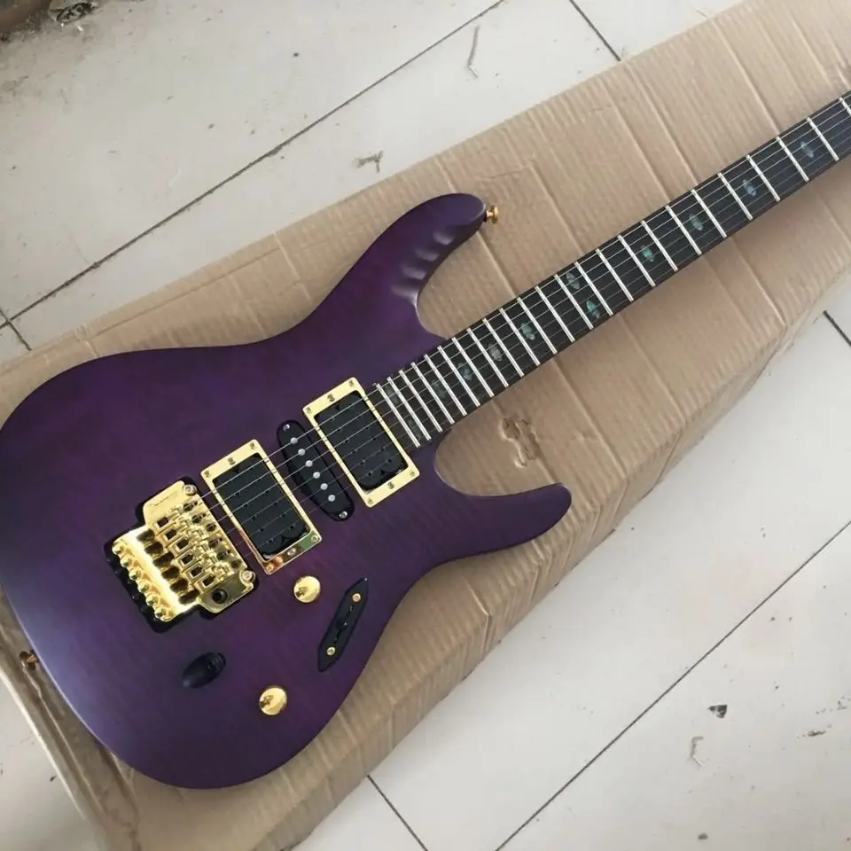 Матовая фиолетовая электрогитара из клена |