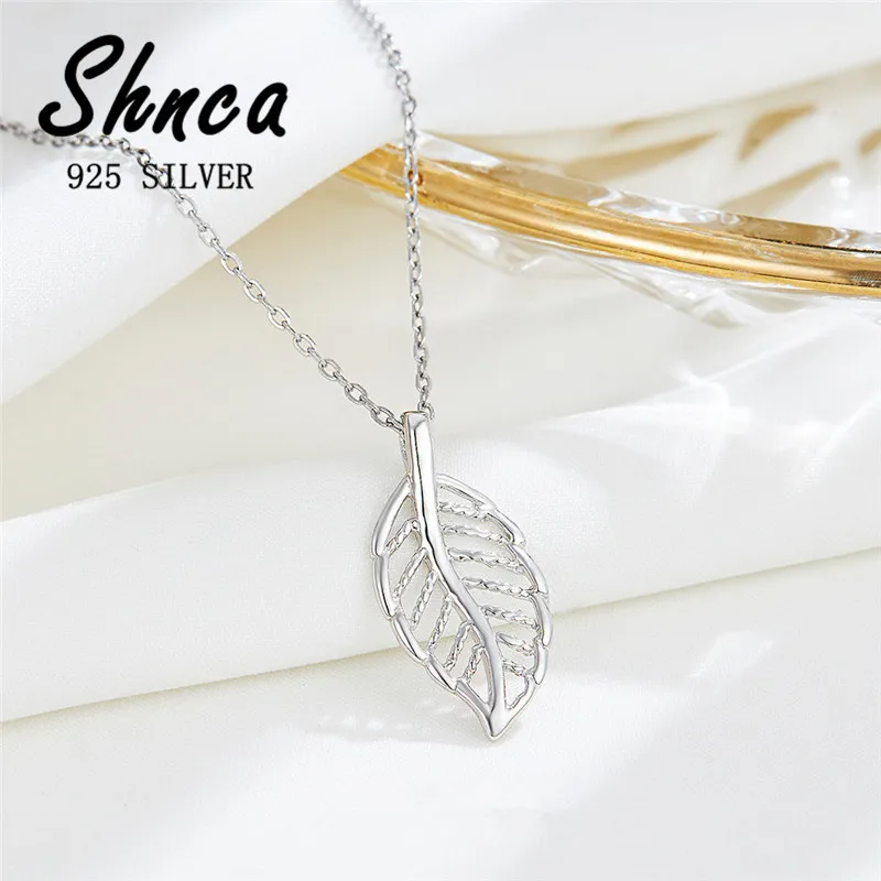 Женское колье с полыми листьями серебристого цвета