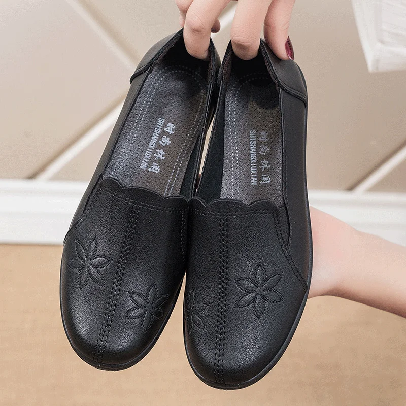 

Spring Autumn Mother Casual Shoes Women Single Soft Soled Elderly Leather Flat Middle-aged Sapato Feminino Comfortable Walking