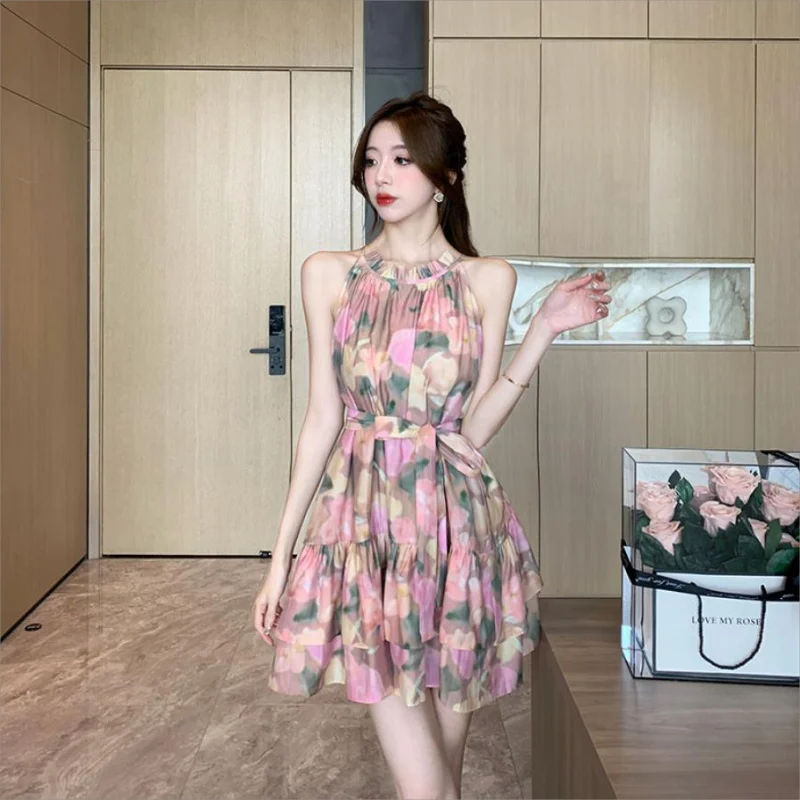 Летнее женское платье без рукавов с оборками на шнуровке и цветочным принтом для