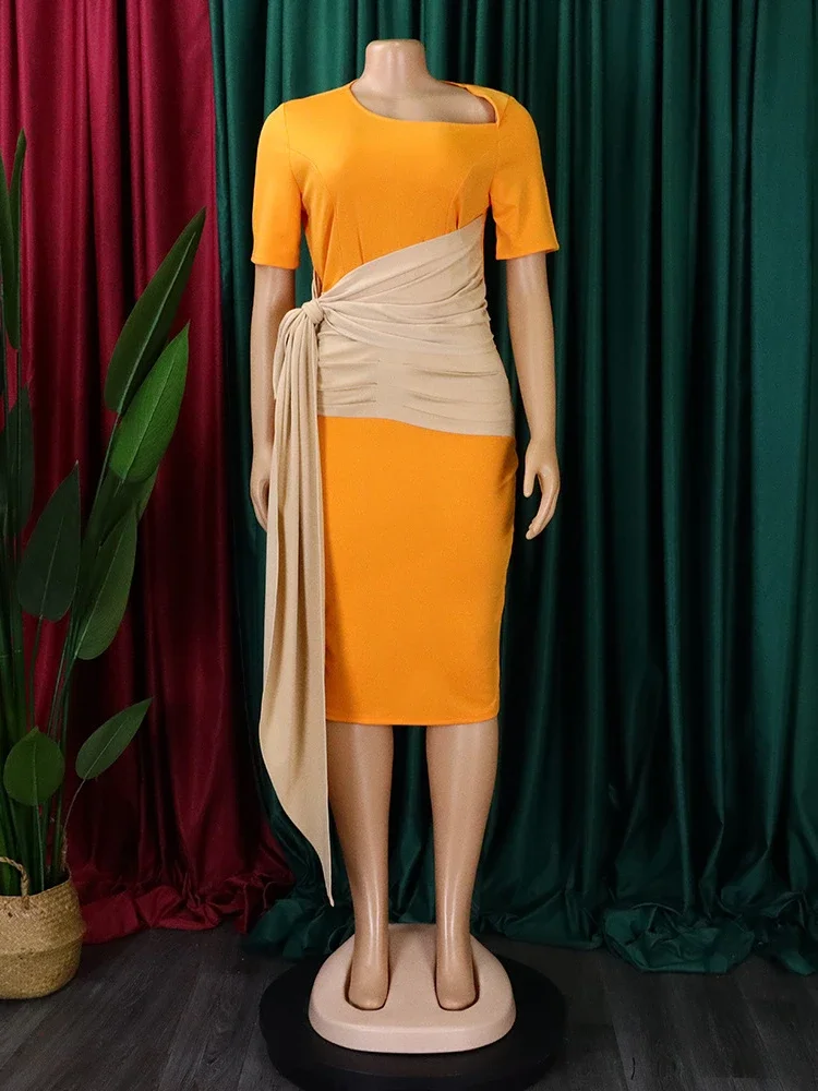 Сдержанное женское элегантное вечернее платье с поясом и складками в стиле