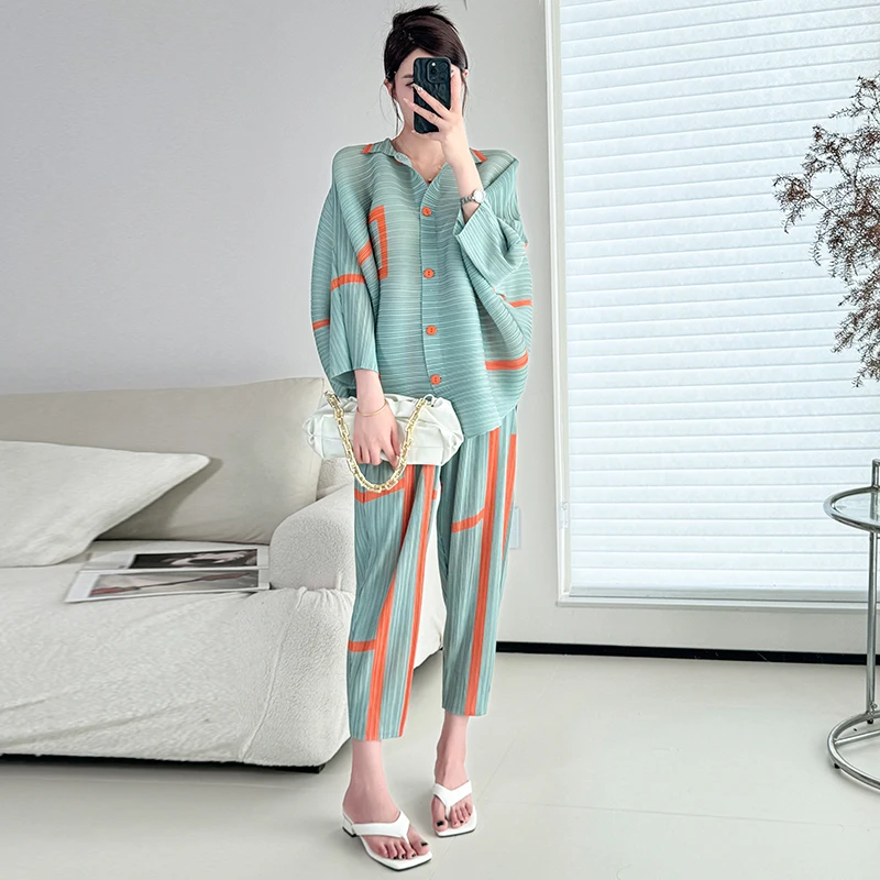 Женский костюм с принтом миаке розовый плиссированными брюками однобортный