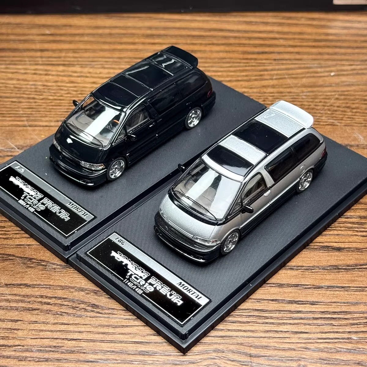 Фото Коллекционная модель автомобиля Stocks Mortal 1/64 Previa Diecast, двухцветная, из коллекции 2025 года, подарочная масштабная модель №1
