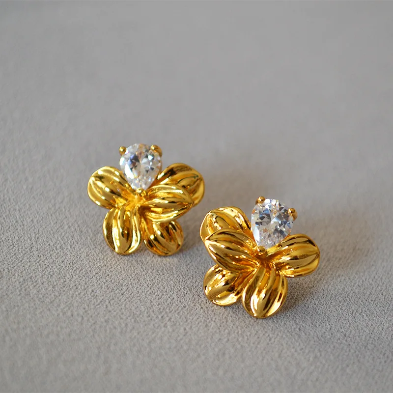 

Korean retro design stacked three-dimensional flower zircon flash diamond personality 925 silver needle earrings earrings female