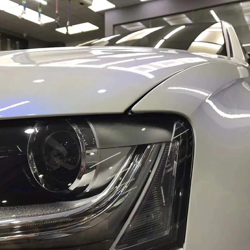 Белая фотография глянцевые от белого до синих мест покрывающие автомобили под