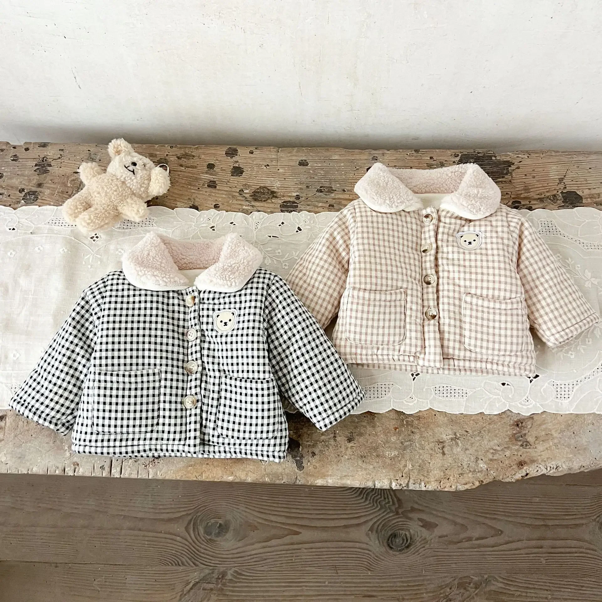 Фото LILIGIRL зимняя одежда для маленьких девочек, клетчатое пальто, теплая детская хлопковая стеганая куртка на флисовой подкладке с вышивкой мультяшного медведя №1