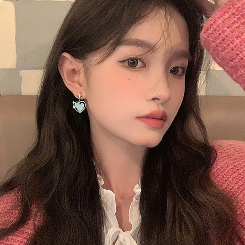 Женские серьги-подвески в форме сердца с кристаллами