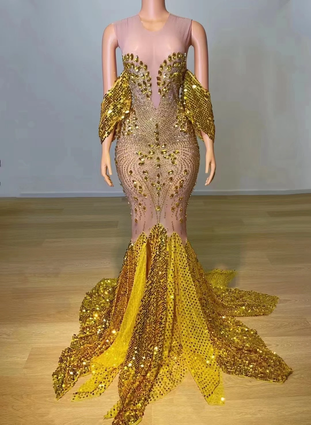 Женское платье без рукавов с золотыми кристаллами