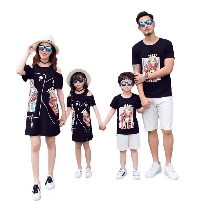 

2021 Summer Family Matching Outfits Mom Daughter Black Poker Face Strapless Shoulder Dress Dad Son Short T-Shirt Couple Clothes