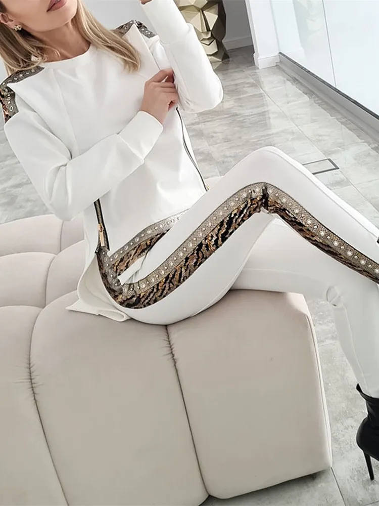 

Костюм спортивный женский из топа и брюк с контрастными блестками, на молнии