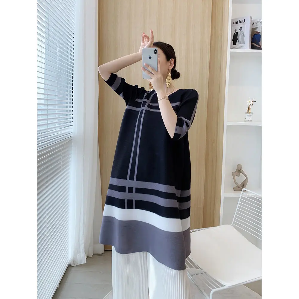 Женское клетчатое платье облегающее длинное с круглым вырезом и рукавами в семи