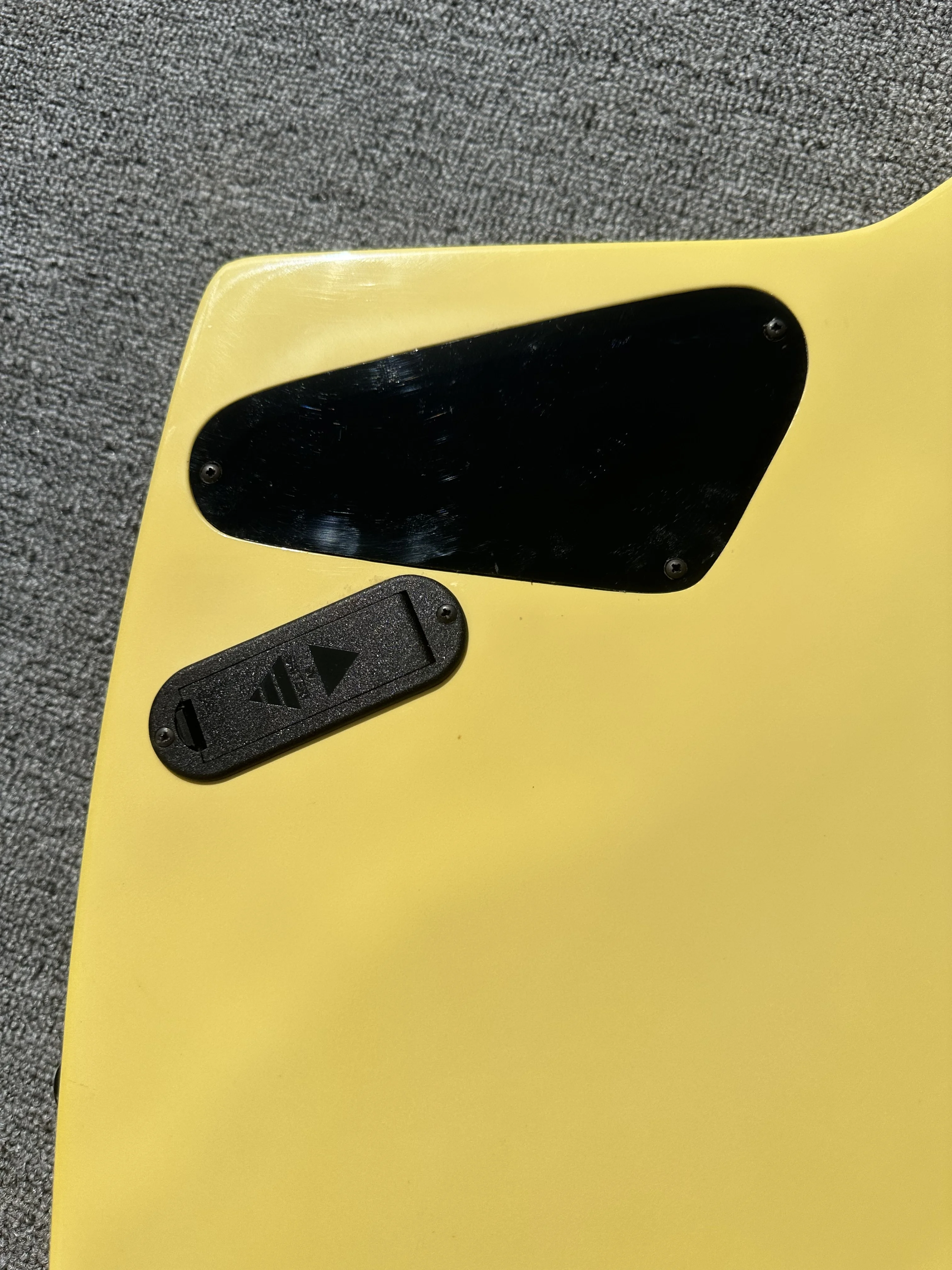 Электрическая гитара неправильной формы изготовлена из импортной древесины