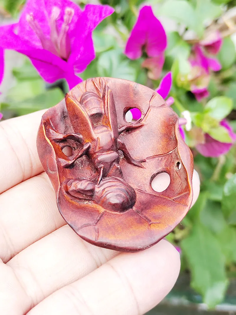 

Резная фигурка из самшита Bea on Lotus Leaf