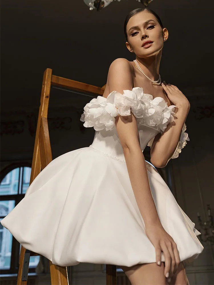 Свадебное атласное платье с открытыми плечами