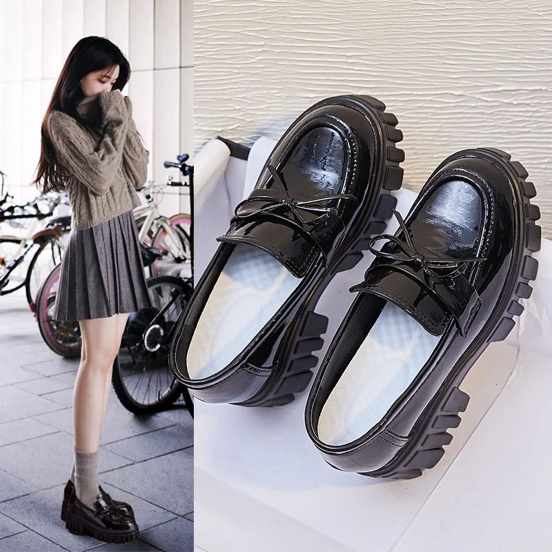 

Новые модные туфли с круглым носком, женская обувь на танкетке черного цвета, кожаные лоферы с низким верхом в стиле ретро, удлиняющая женск...