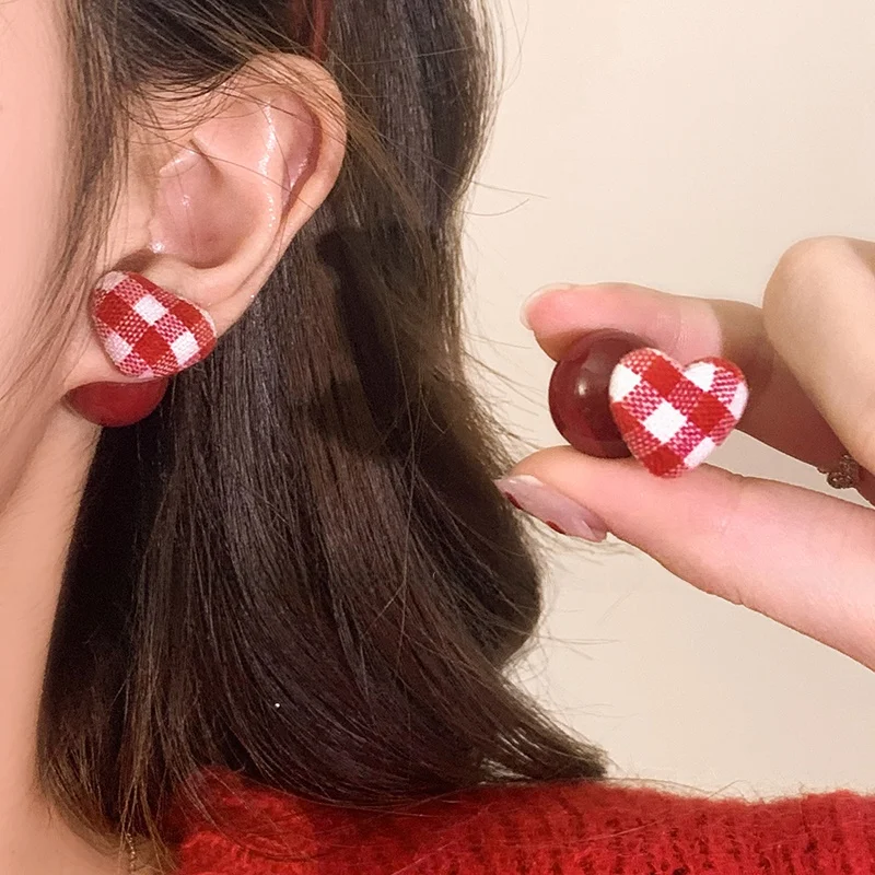 Красные серьги-гвоздики в клетку Любовь женские осенние и зимние темпераментные