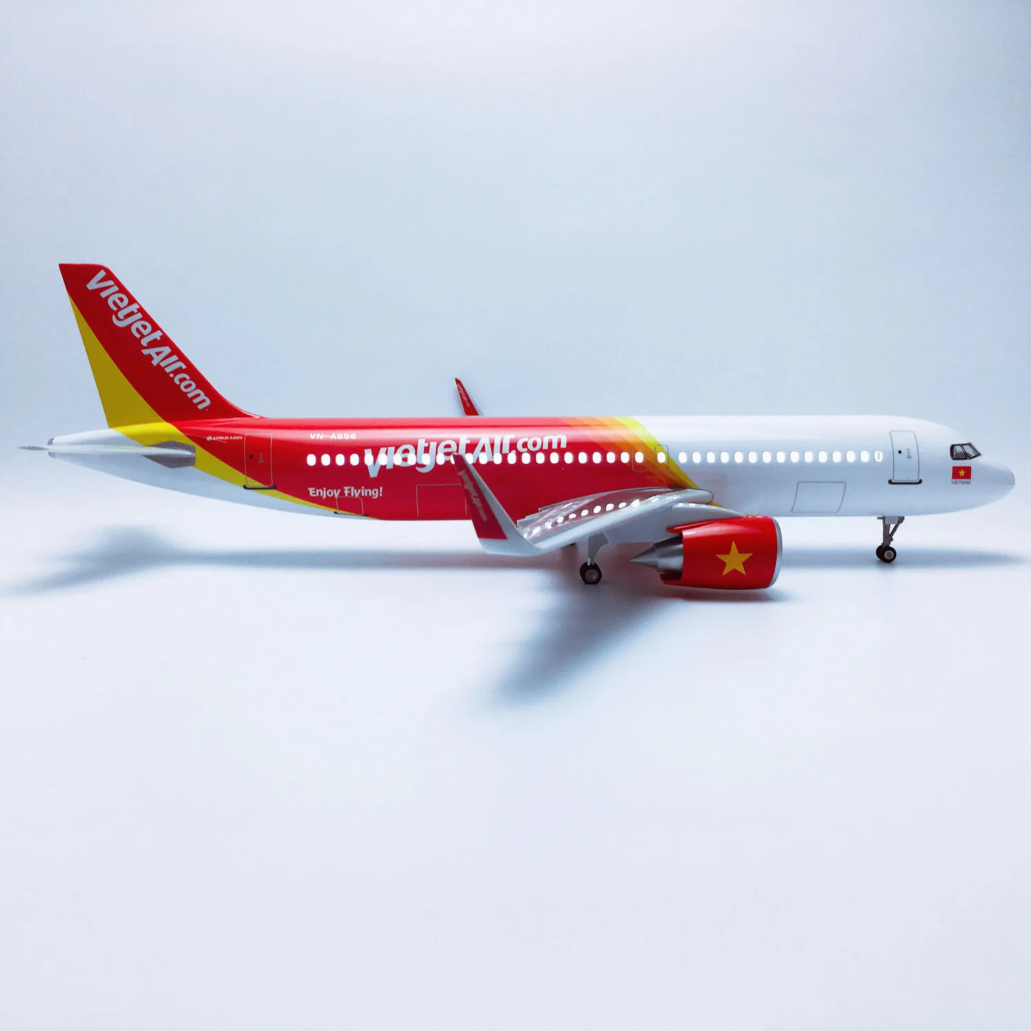 Фото Распродажа 1:80 47 см из смолы с колесами и светодиодной подсветкой Самолеты Airbus A320neo Vietjet Air Toy Модель самолета 320 Вьетнам №5