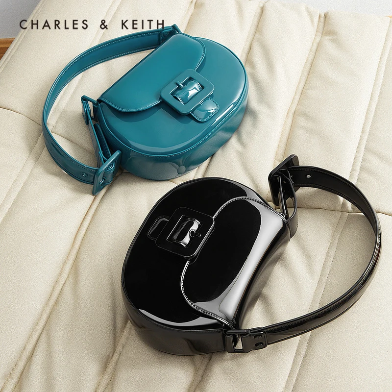 

CHARLES＆KEITH Новинка на летом 2022 CK2-20270980 Лакированная кожаная сумка с широким плечевым поясом для женщин
