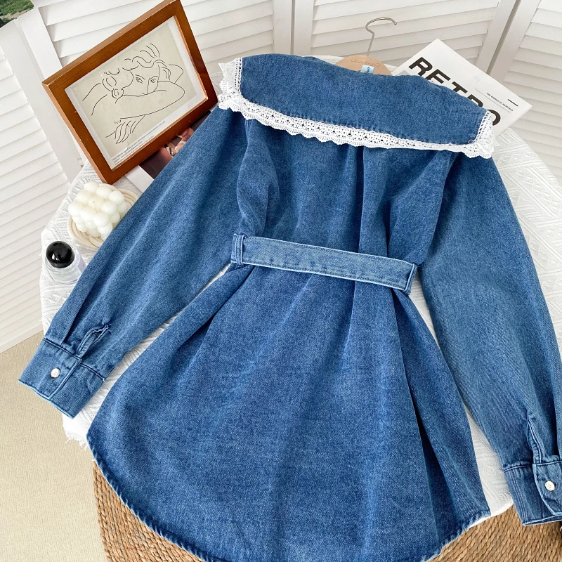 Платье с винтажным воротничком, длинными рукавами, кружевными вставками, высокой талией и шнуровкой, короткое А-силуэта из денима. Новинка весна-осень 2022 года.