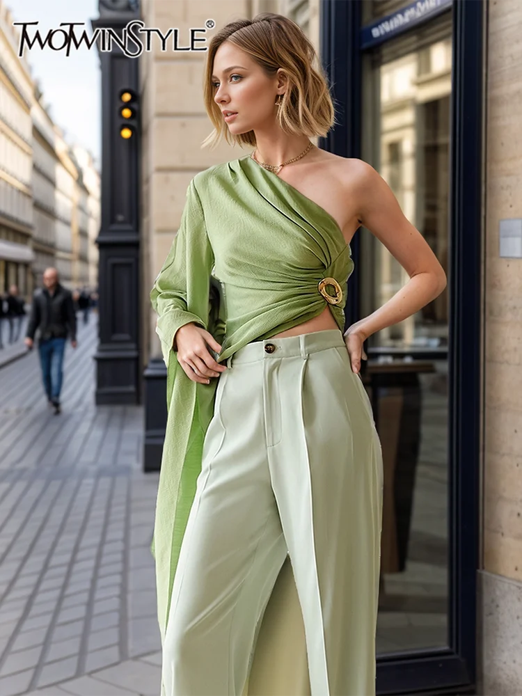 Женская однотонная блузка TWOTWINSTYLE приталенная с косым воротником и одним плечом