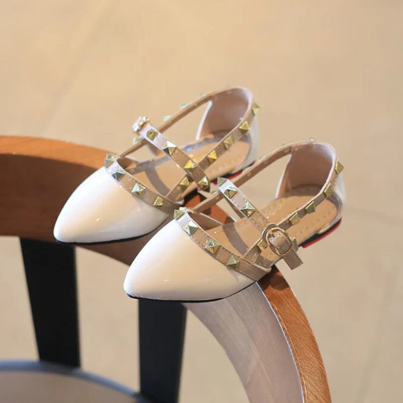 

Size 26-35 Girls Gladiator Flat Pointed Toe Patent Leather Sandals Summer Fashion Rivets Party Shoes Black, Red, White