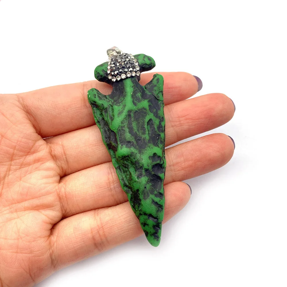 Винтажный кулон в виде коровьей кости из смолы 30x73 мм инкрустированный шармами