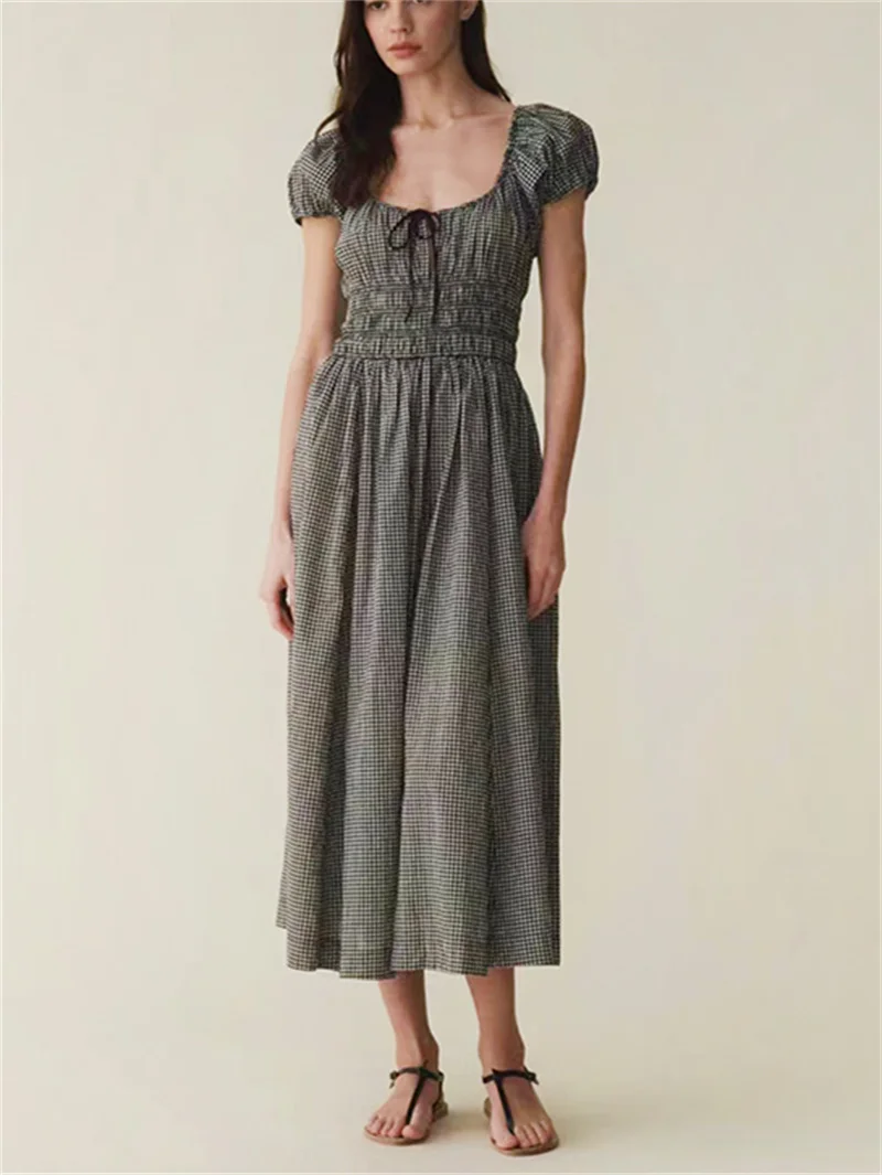 Женское клетчатое платье миди без рукавов с эластичным поясом и квадратным