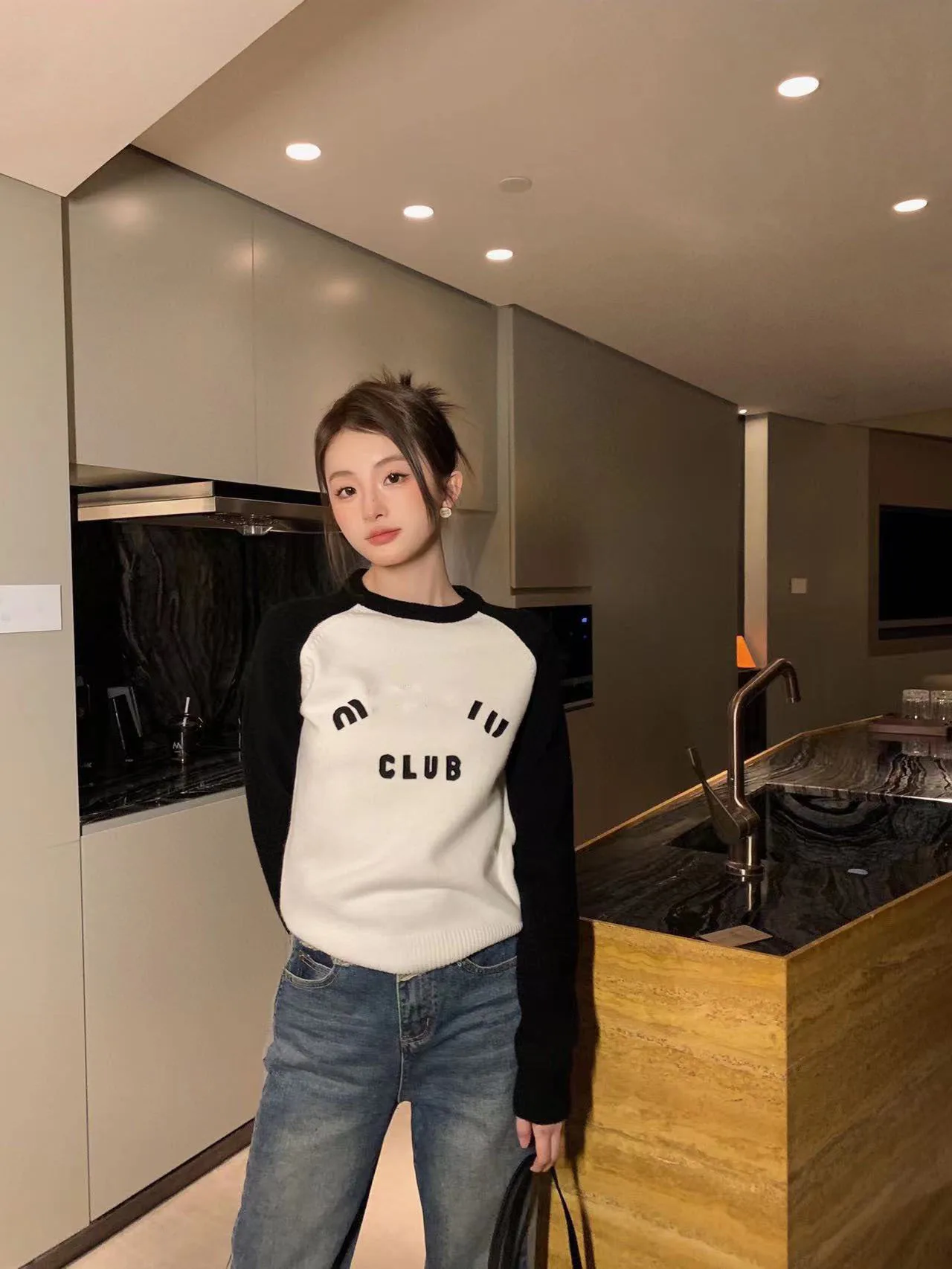 

Women Sweater Tops O-neck Long Sleeves 23 Autumn Letter Embroidery Black And White Contrast Knitwear T-shirts Pullover Fashion