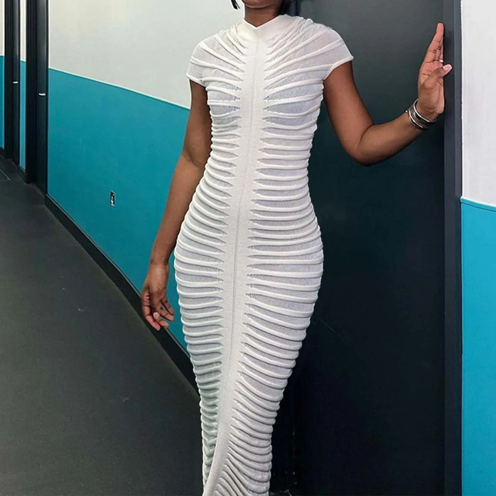 Летнее женское вязаное платье макси в хипстерскую полоску с рюшами и короткими