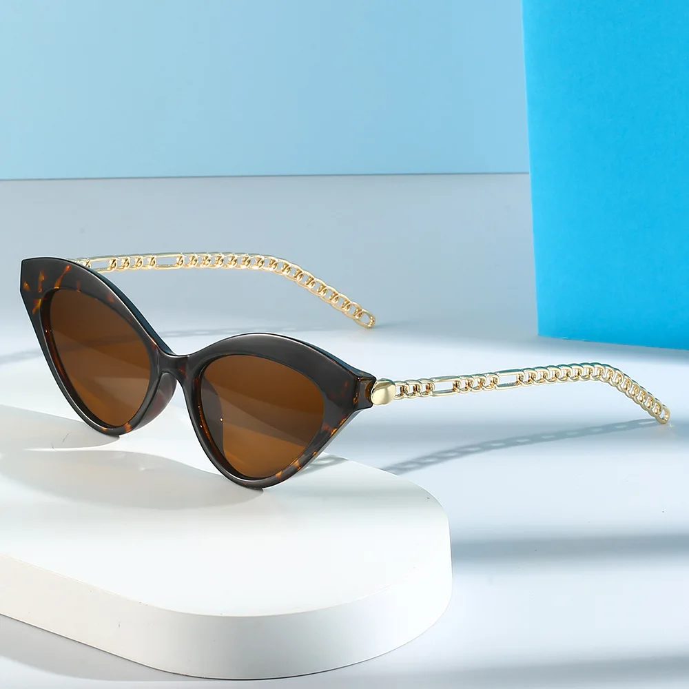 Солнцезащитные очки кошачий глаз с металлической цепочкой